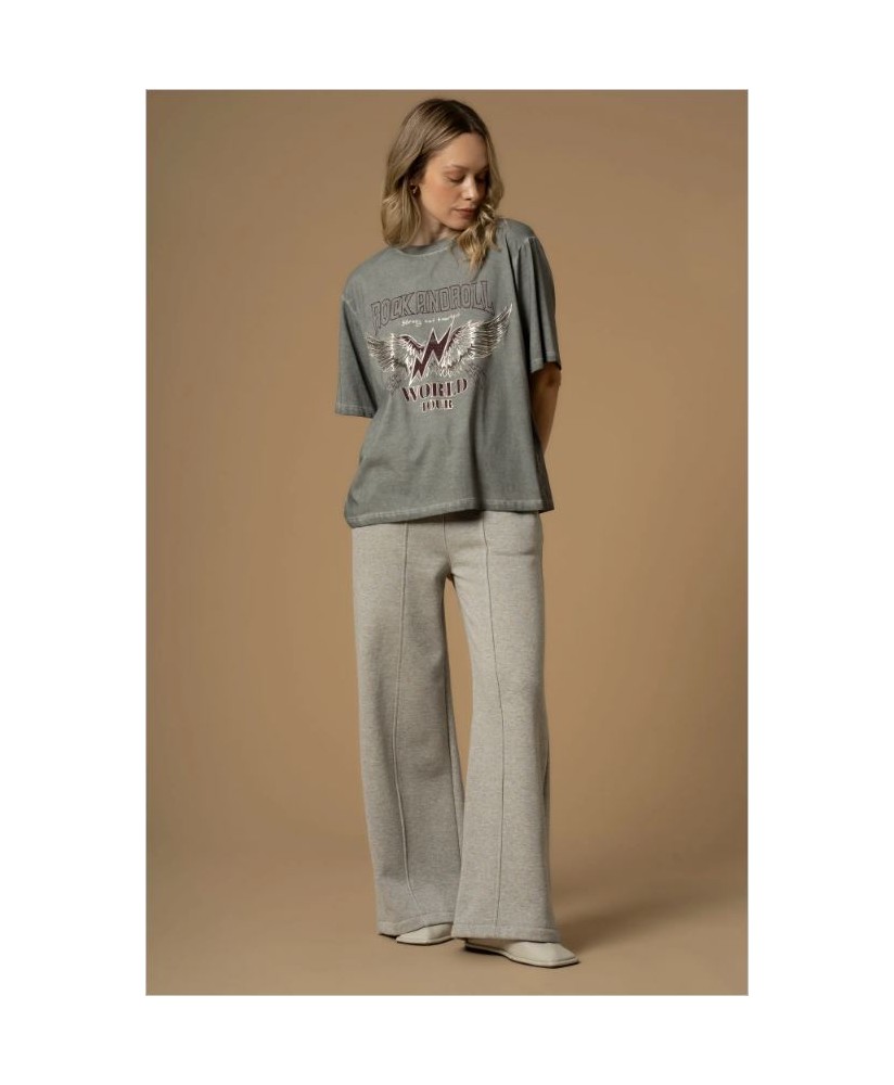 Camiseta gris oversize con texto KOCCA