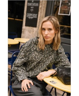 Blusón estampado hojas gris...